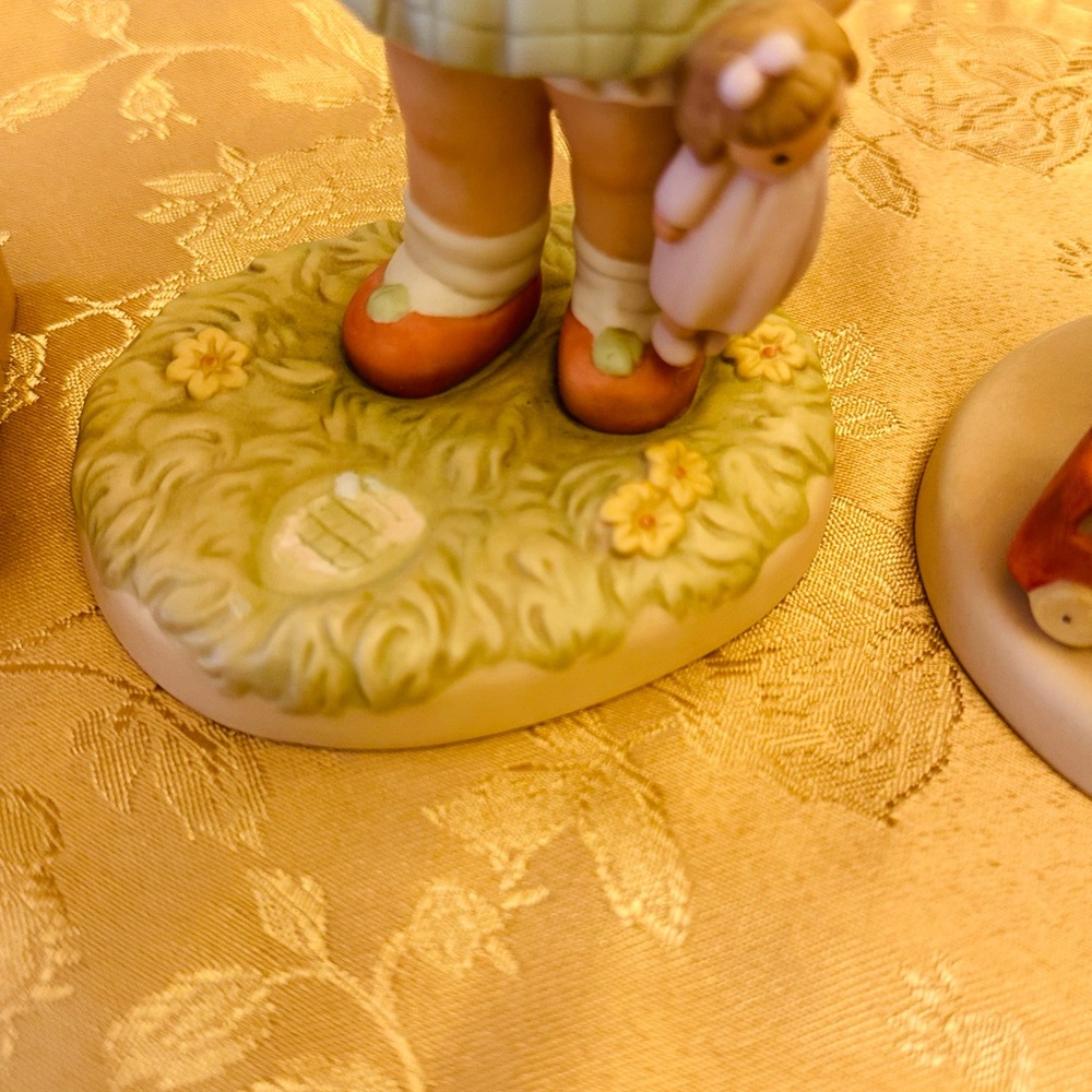 Charming hand paint. "Memories of Yesterday" Set of All Four Figurines One Price - Picture 7 of 11